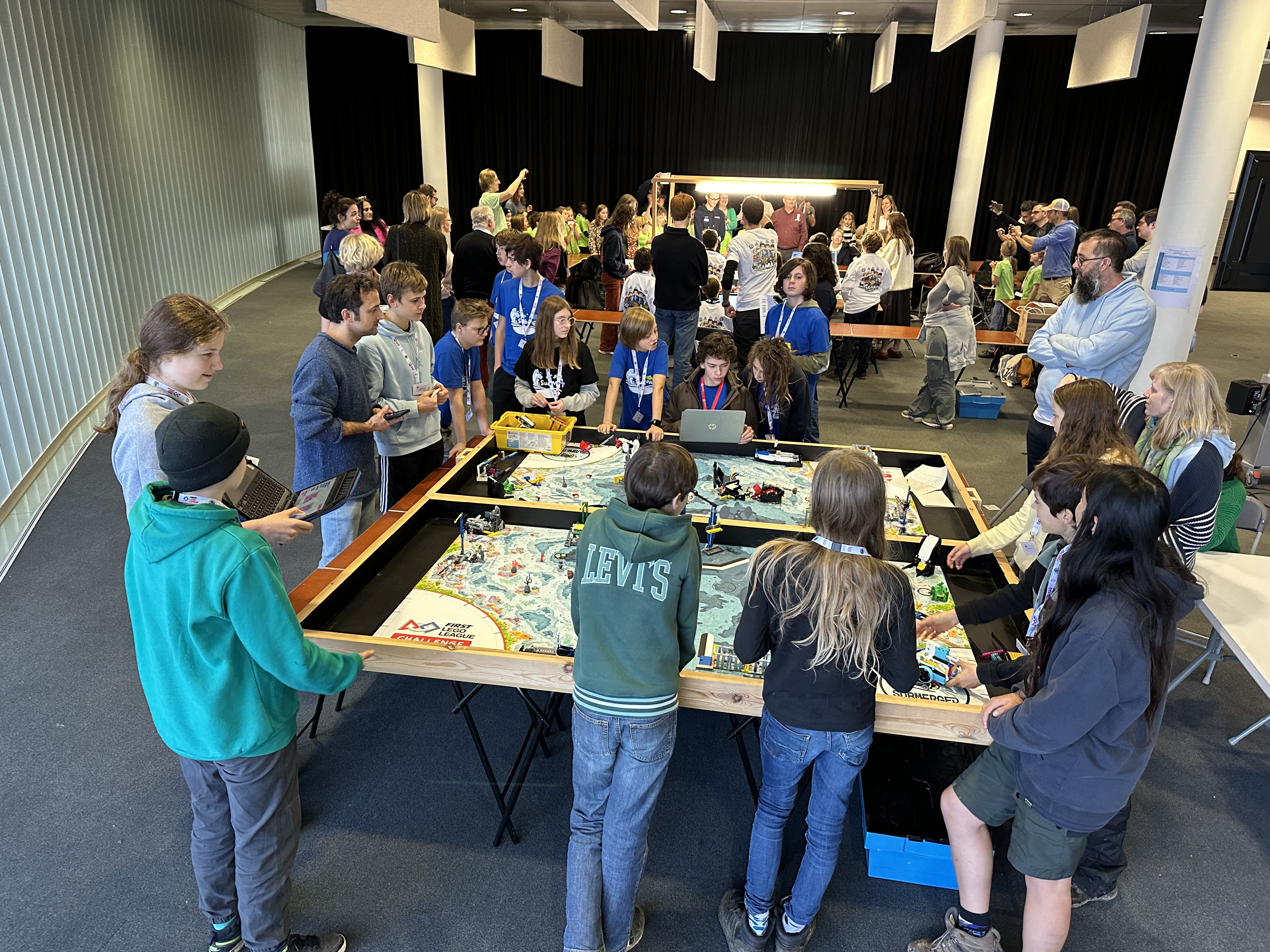 Kinderen die in Leuven bouwen en programmeren met LEGO tijdens een kamp