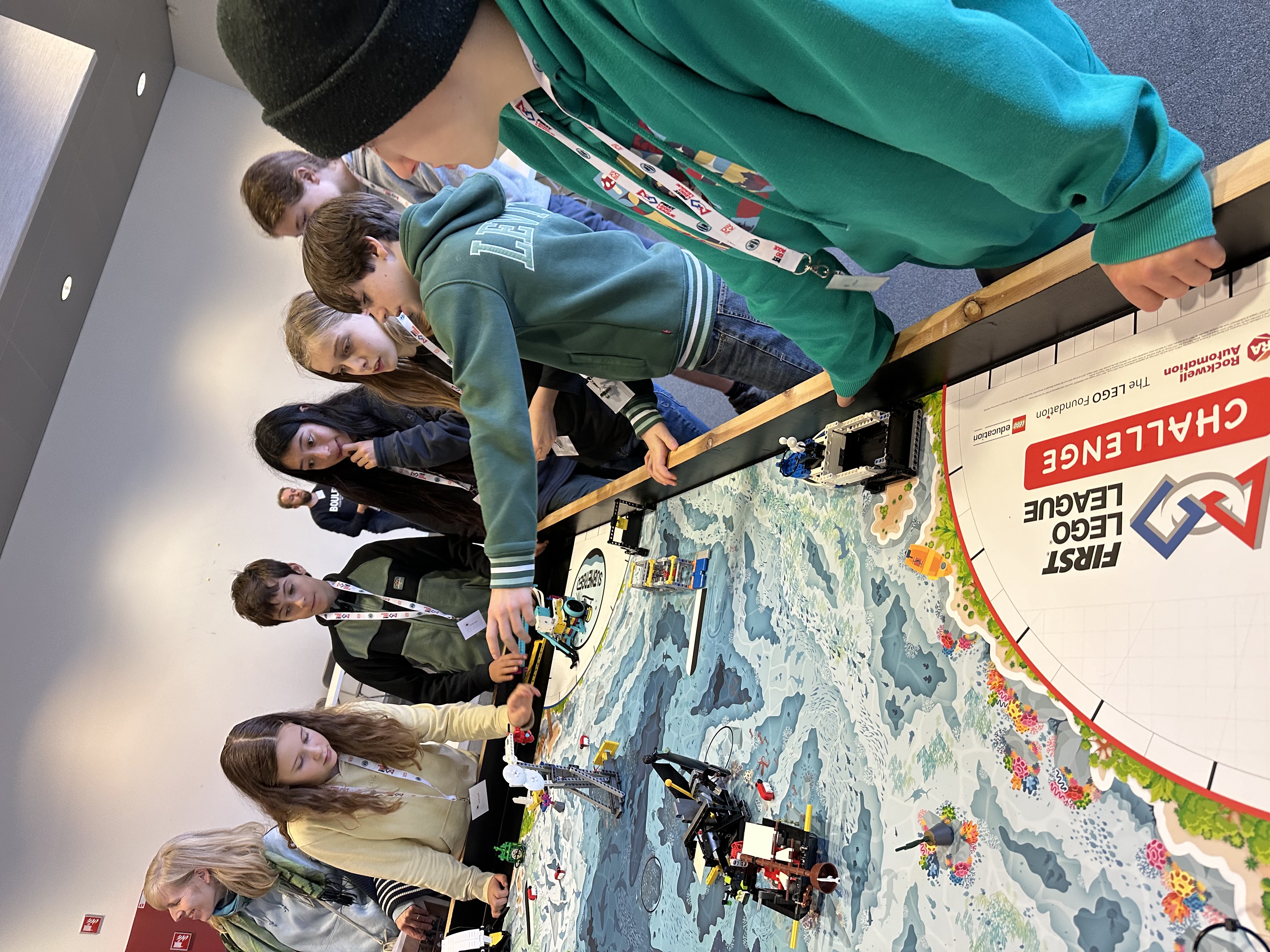 Kinderen denken samen na over een LEGO project