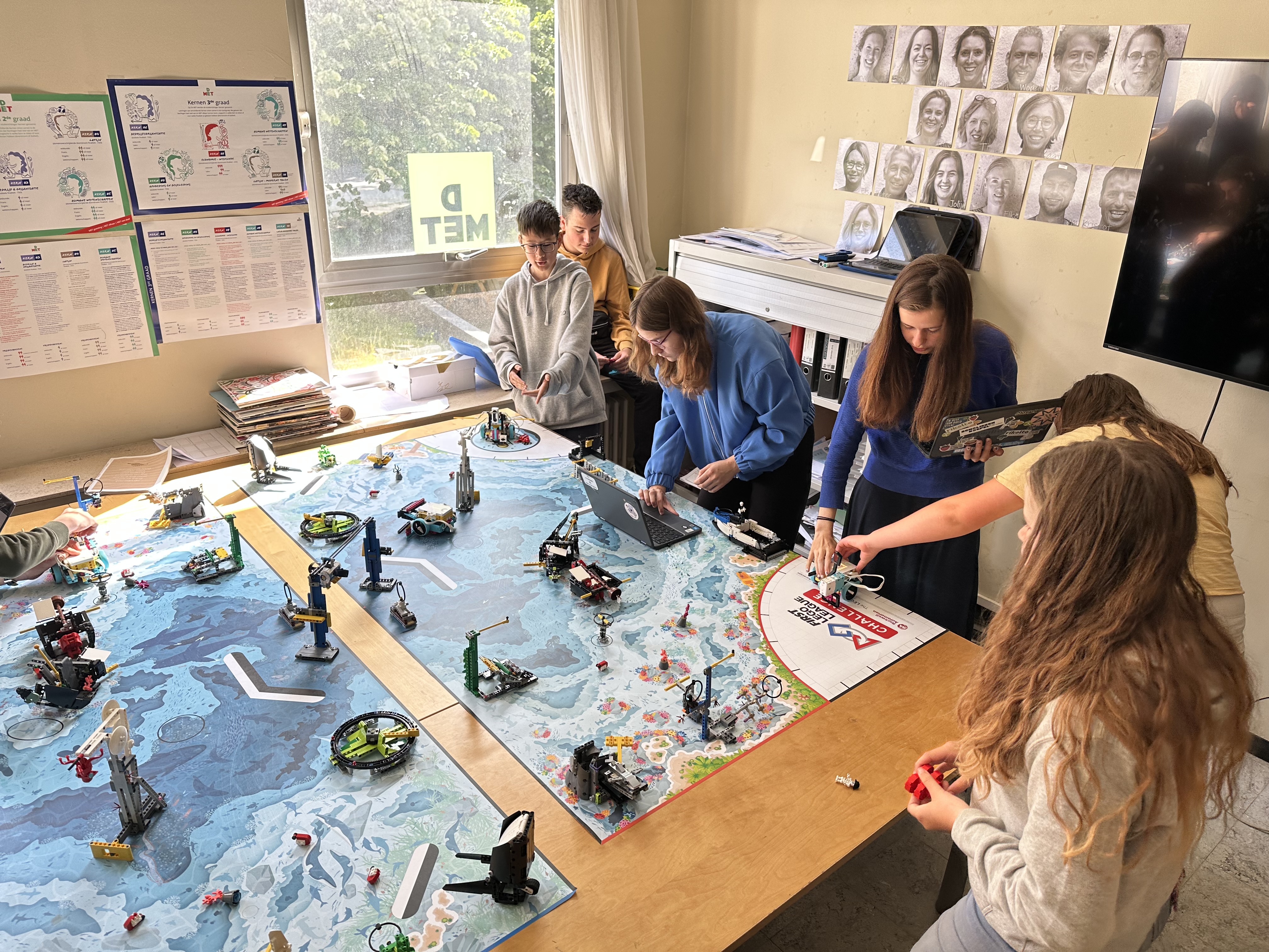 Kinderen proberen samen een LEGO robot uit